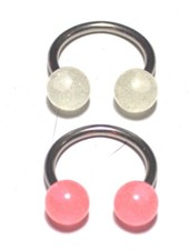 2 Stück UV Hufeisen Glow 14g 12mm rosa weiß VCH Haube Schamlippen Albertina Pole Dance