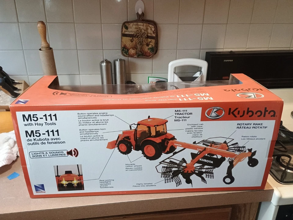 NEW RAY KUBOTA M5-111 TRACTOR WITH HAY TOOLS 1:18 - LIGHTS & SOUNDS - Image 4 of 4