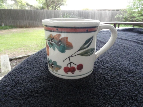 Hartstone Woodland Nuts Berries Leaves Cream-Colored Mug
