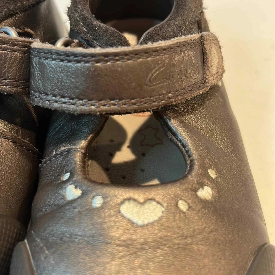 Clarks first shoes color gold size 5 1/2 baby girl - Image 2 of 4