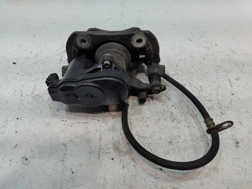 PINZA DE FRENO TRASERA Y ACTUADOR ELÉCTRICO OEM TOYOTA CAMRY XLE XSE 18-24 Foto 3 de 4
