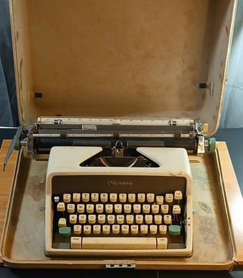 VTG 1960s Olympia (SM7 SM8 Or SM9?) De Luxe Typewriter w/Hard Case Classic 