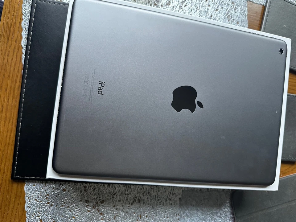 Apple iPad Air 1st Gen. 16GB, Wi-Fi, 9.7in - Silver - Image 4 of 4