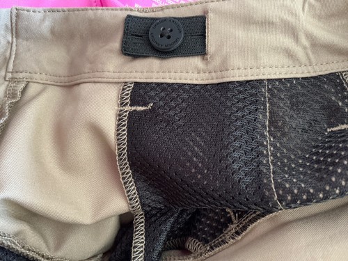 Under Armour Boys Golf Shorts Adjustable Waist Khaki Stretch Sz 7 NWT - Picture 6 of 6