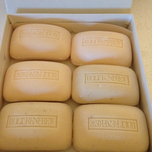Luxury French Milled Oatmeal Vanilla Personal Body Soap Holt Renfrew 6 bars New - Picture 3 of 4