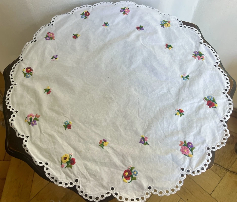2 kleine Tischdecken Mitteldecke Ø 57 weiß bestickt mit bunten Blumen Nostalgie - Bild 2 von 4