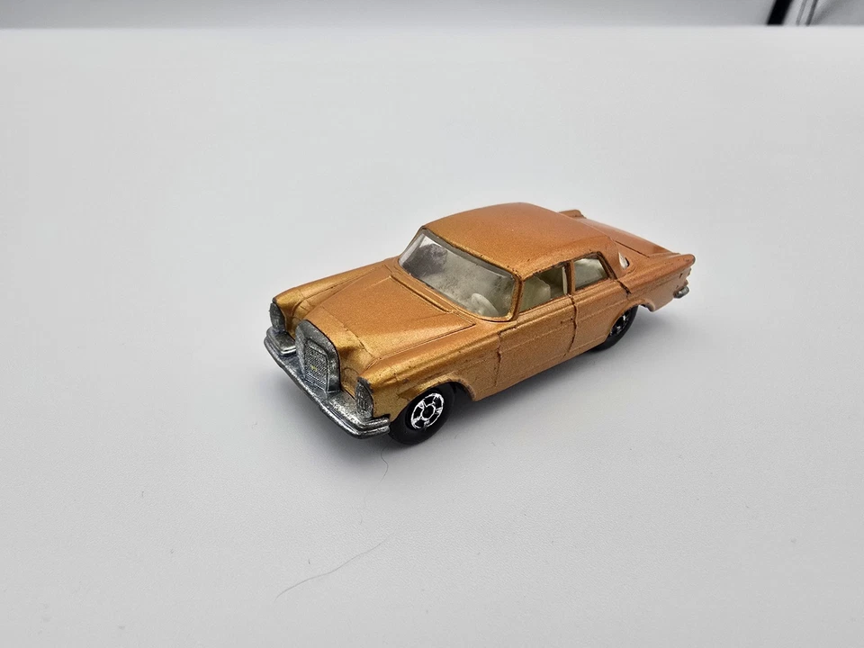 Matchbox Transitional Superfast No. Mercedes 300 SE 46 dorado sin caja en muy buen estado Foto 2 de 4