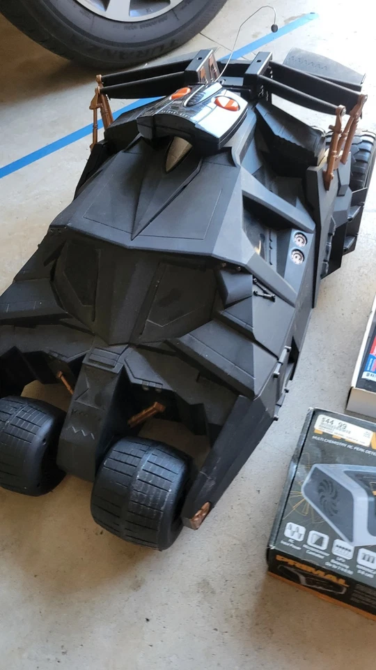 2005 TYCO BATMAN BEGINS R/C RADIO-CONTROLLED BATMOBILE TUMBLER 1:6 w/REMOTE - Image 2 of 4