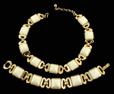 Vintage Mittelhoch Jahrhundert Trifari Goldfarben Thermoplast Halskette Band Set
