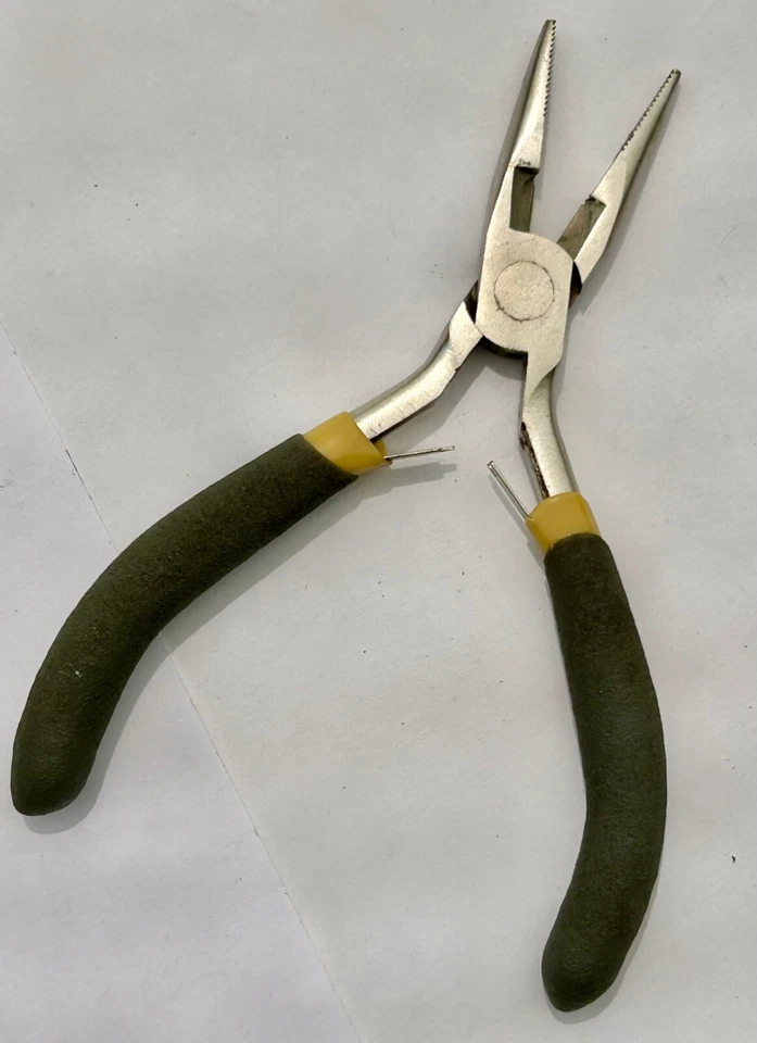 Alicates de corte laterales de nariz larga Workforce de 5" con mordazas dentadas Foto 2 de 4