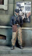 Royal Model 1/35 German Waffen-SS Tanker Standing Hands behind the Back WWII 878