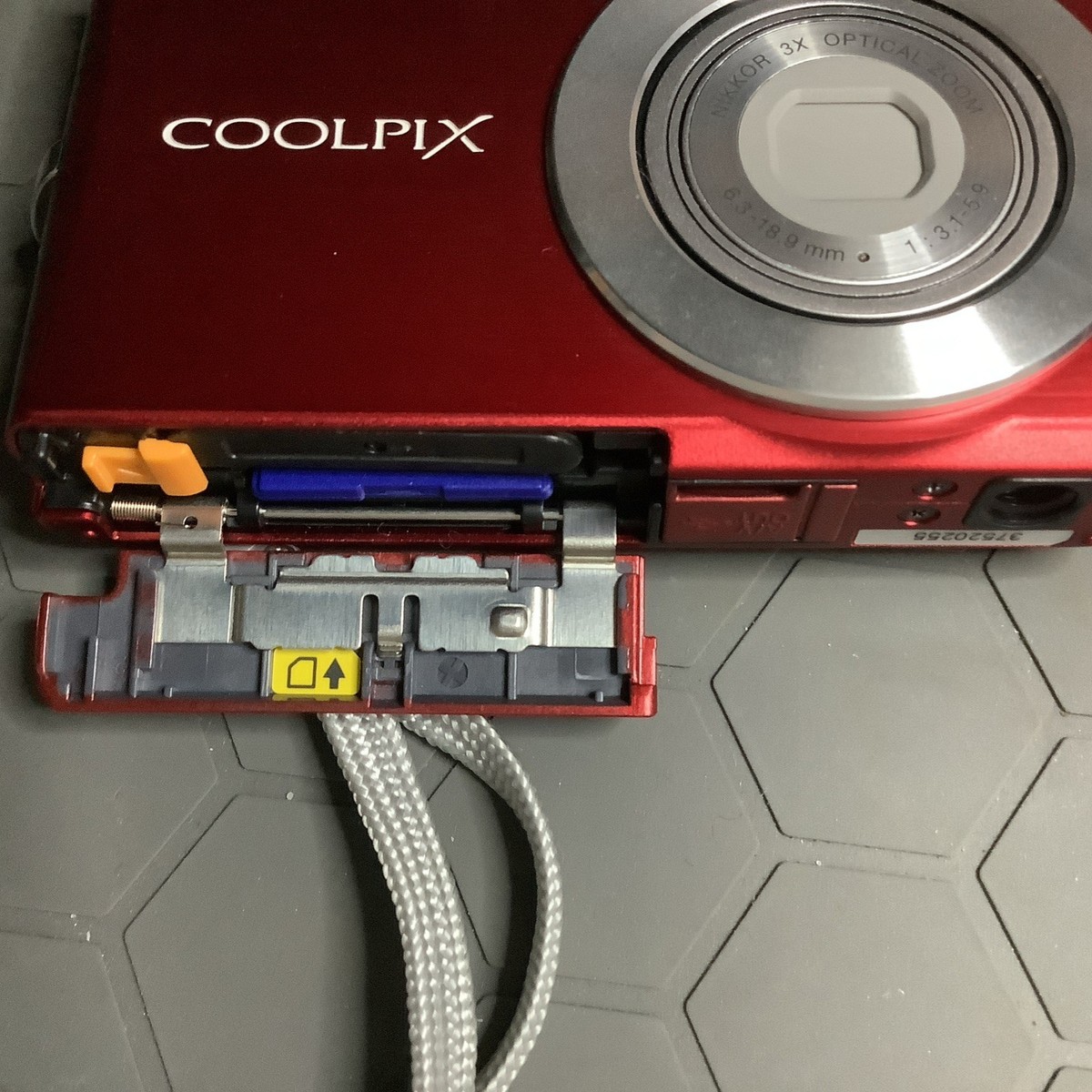 Nikon COOLPIX S200 7.1MP Red Camera 1GB SD Card Leather Case Wall