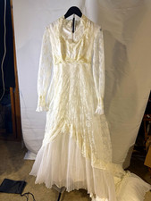 Vintage  Lace Long Sleeve V-Neck  Wedding Dress Beaded Train Zip