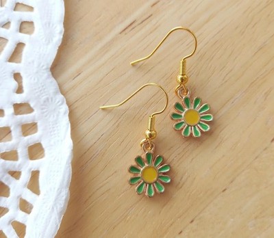 Handgefertigte grüne Gänseblümchen Charm Ohrringe - goldfarben - Ohr Draht Haken - Sommer Boho