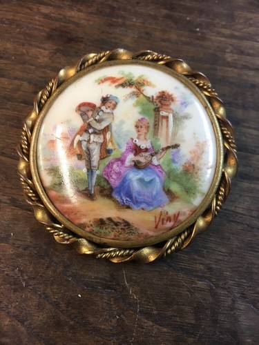 Broche Ancienne En Porcelaine De Limoges - Scène Galante, Cadre Métal Doré, Vintage
