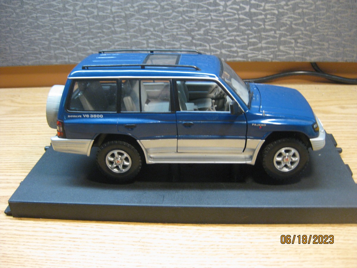 1/18 1998 MITSUBISHI PAJERO BY SUNSTAR IN DARK BLUE # 1210