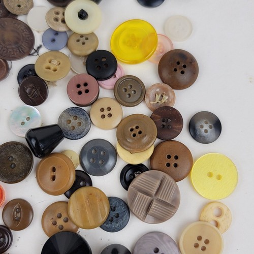 188 Vintage Assortment Button Lot Plastic Buttons Crafting Sewing Multi Purpose - Picture 9 of 12