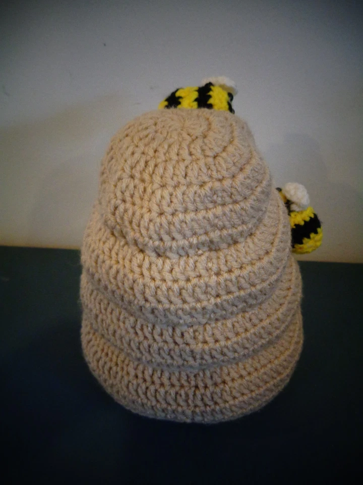 COLMENA DE GANCHILLO DE FELPA HECHA A MANO CON ABEJAS Foto 3 de 3