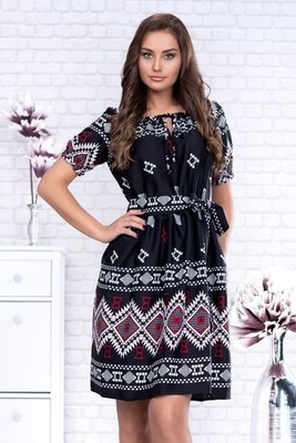 Schwarzes Kleid mit Ethno-Muster   Lässig, modern & folkloristisch inspiriert