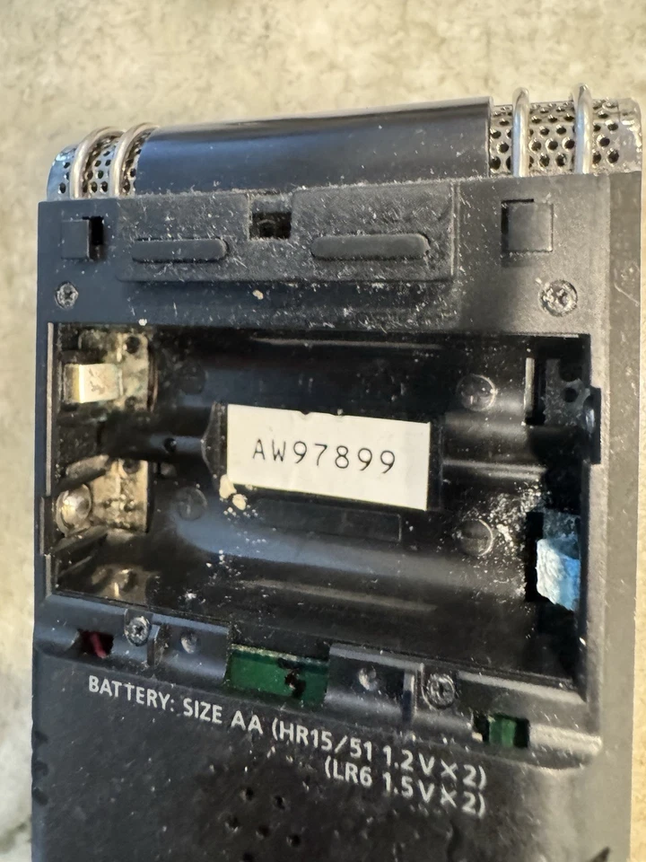 ROLAND Edirol R-09 — 24 bit Wave MP3 Recorder & Player — Black — Not Working - Image 4 of 4