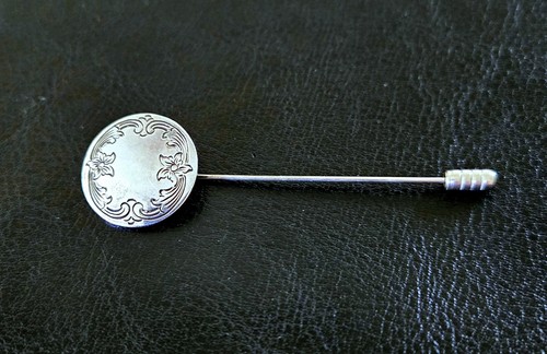 ⚪️VTG S. KIRK & SON 925 STERLING FLORAL ENGRAVEABLE COIN STICK PIN/ BROOCH - Picture 2 of 10