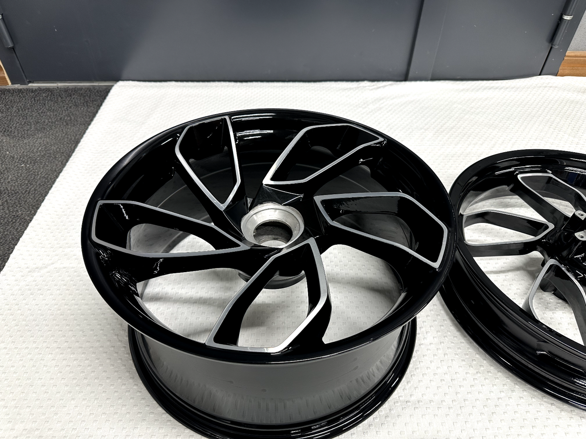 DUCATI　Diavel　 ピレリタイヤ付きリアホイール 2023-2024 Ducati Diavel V4 xDiavel & Diavel 1260 Wheels Rims