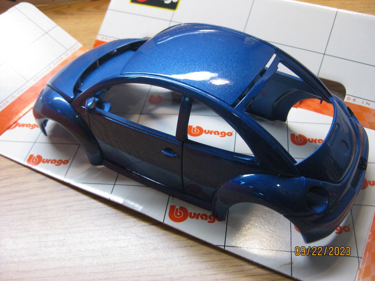 1/18 1998 VOLKSWAGEN VW NEW BEETLE , UNBUILT KIT IN BLUE BY BURAGO