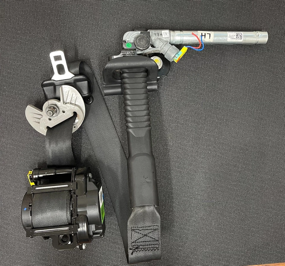 2014 2015 2016 2017 2018 Kia Forte Hatchback Front LEFT DRIVER Seat Belt OEM - Image 3 of 4