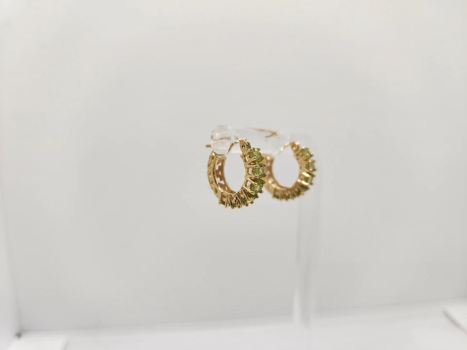 Estate 14kt 黄金圆形 Peridot Huggie 耳环 — 第 4/4 张图片