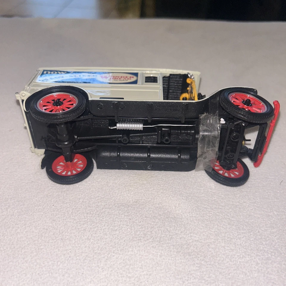 1920 WHITE DELIVERY VAN SIGNATURE MODELS 1:32 OPENING HOOD & REAR PANEL - Image 4 of 4