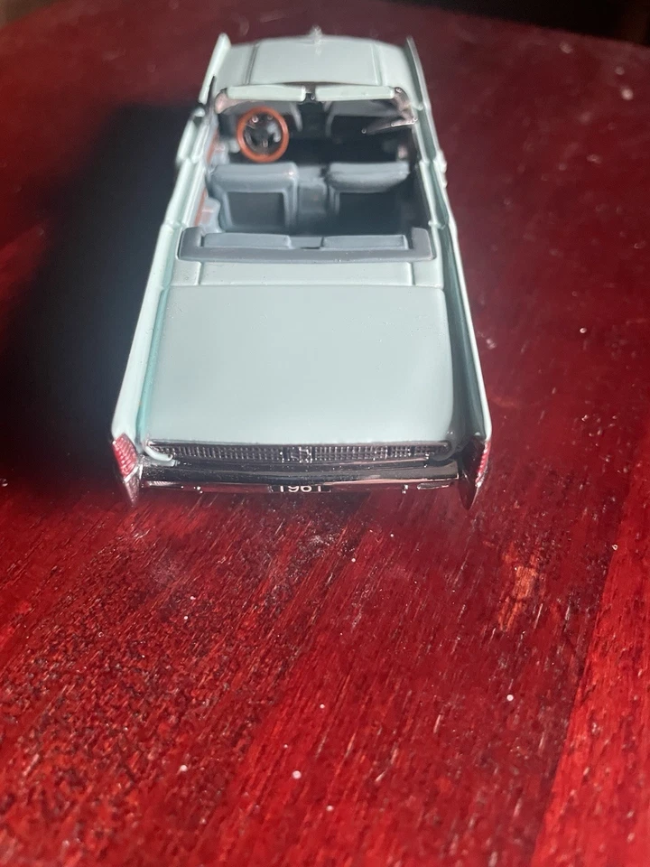 FRANKLIN MINT 1961 LINCOLN CONTINENTAL 4DR CONV. 1:43 Suicide Doors - Image 4 of 4