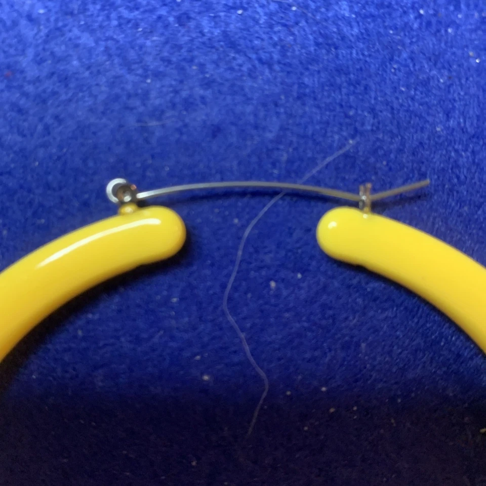 Pendientes de aro amarillos grandes hechos de resina joyas divertidas Foto 2 de 2