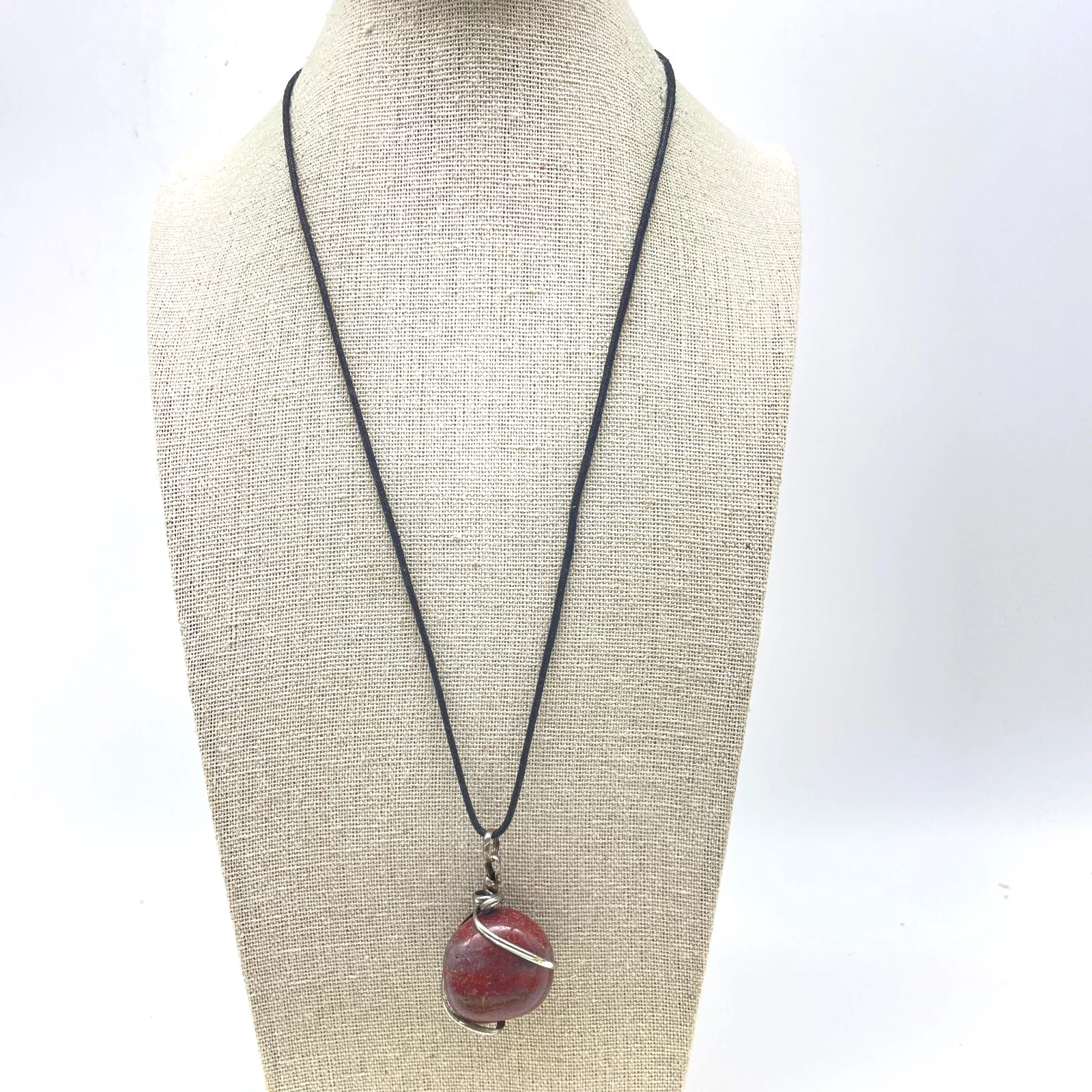 VETEMENTS Collana con ciondolo pietra rossa filo avvolto su cordoncino nero stile naturale boho