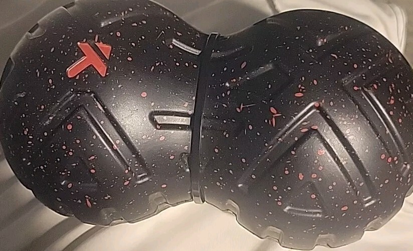 Rodillo de masaje universal TriggerPoint 8" - negro con diseño rojo SIN CAJA ORIGINAL