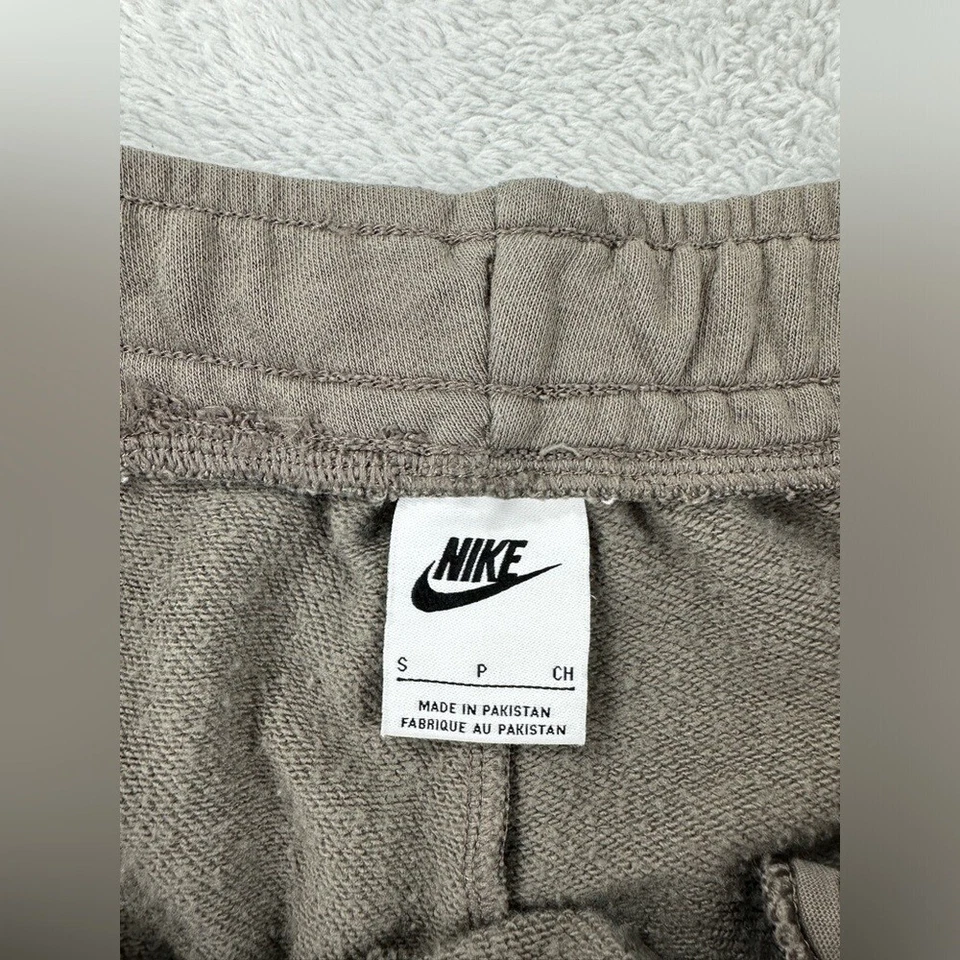 Pantalones deportivos Nike Essentials regulares de vellón gris oliva talla pequeña DX2320-040 para mujer Foto 2 de 4