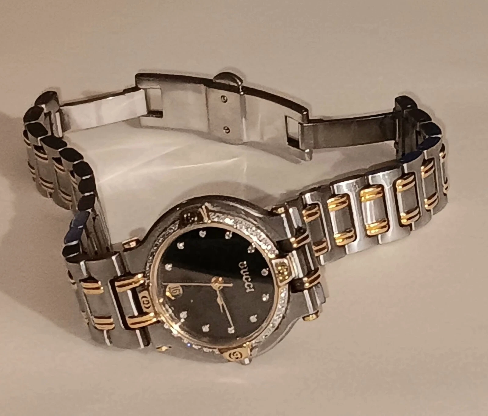Montre femme Gucci 9000M avec lunette diamant et index LIRE DESCRIPTION 
