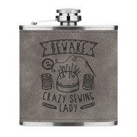 Beware Crazy NäHen Lady 170Ml Pu-Leder Flachmann Grau Mum Muttertag Lustig