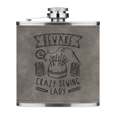 Vorsicht Crazy Sewing Lady 6 Unzen PU Leder Flachmann grau Mama Muttertag lustig