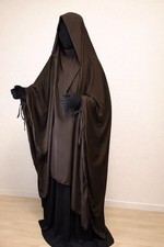 Khimar mit Bändern, außerdem ist innen eine Mütze angenäht