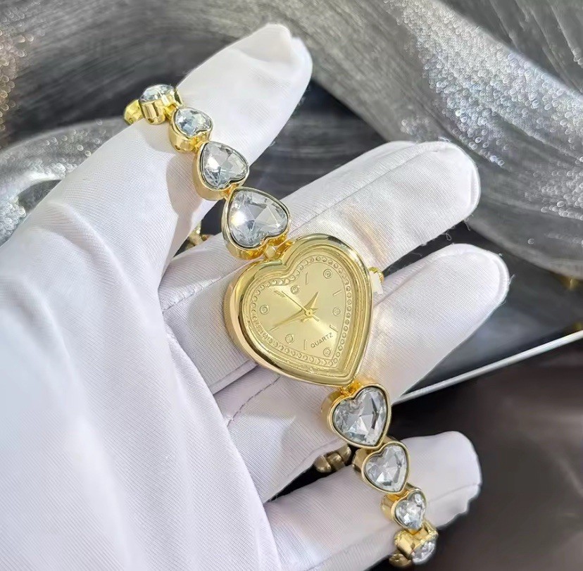 Gold Bracelet Watch For Women | Vintage Heart-Shaped  display picture 2