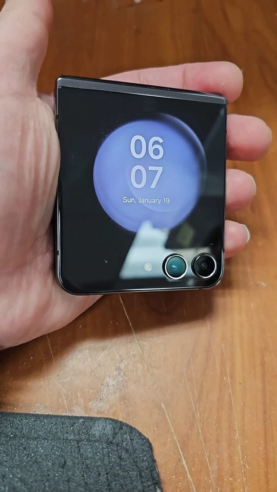 Samsung Galaxy Z FLIP 5 -5G 512GB GRAPHITE FACTORY UNLOCKED READ FIRST - 8909 - Image 3 of 4