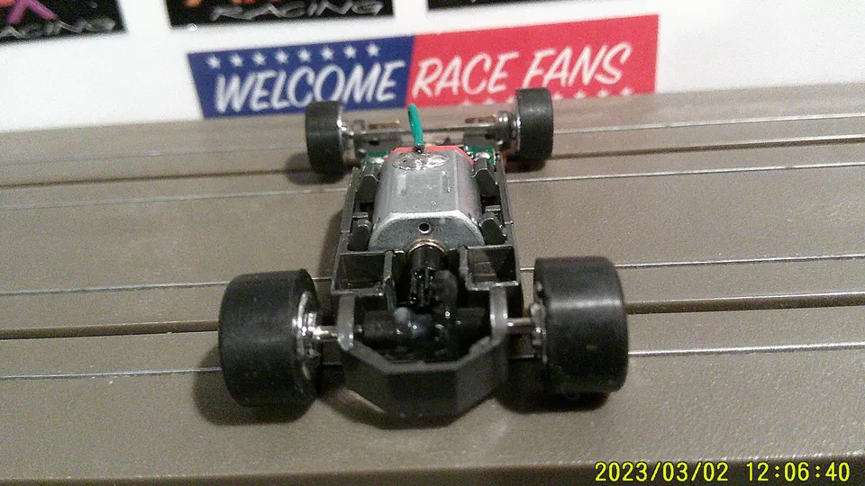 AFX RACING H.O. ESCALA MEGA G+ 1.7 CHASIS ESTRECHO CROMO ESTILO EN LÍNEA CÁMARA ROJA Foto 4 de 4