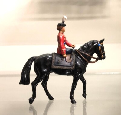H.M. QWEEN ELIZABETH II  MOUNTED BRITAINS METAL-MODELS ,  #121  54MM