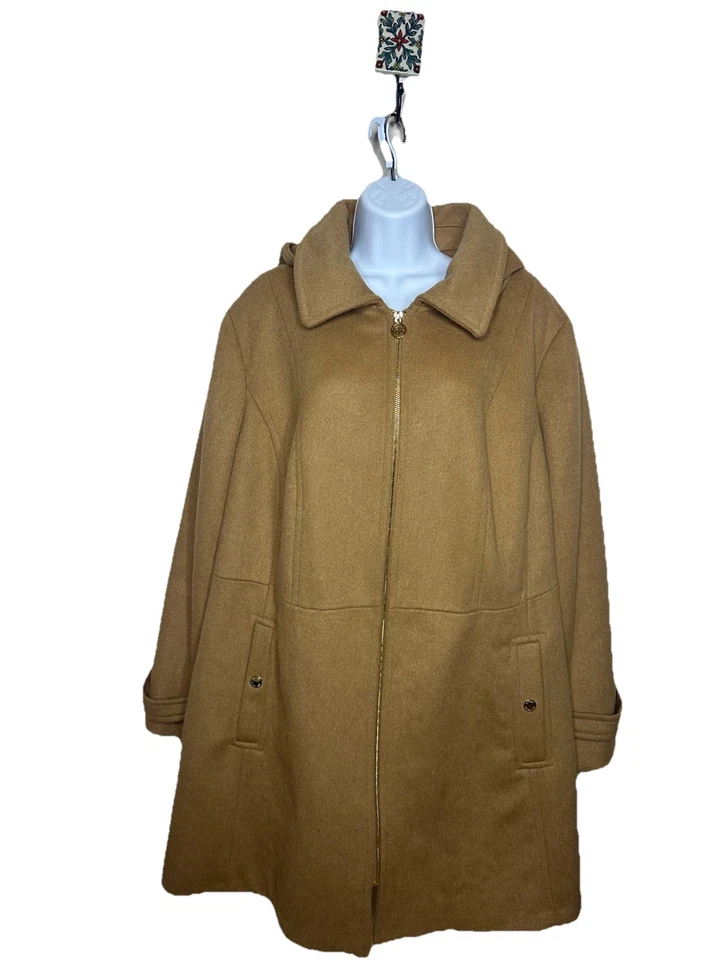 Abrigo Michael Kors Talla Grande Cuello Club Cremallera Frontal, Capucha Camel Talla 3X Foto 2 de 4