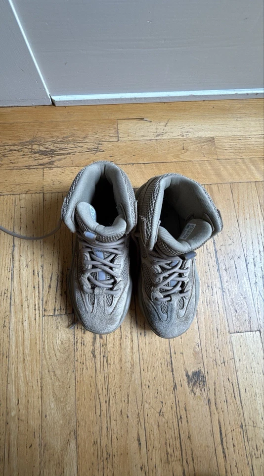 Bota Adidas Yeezy Desert, Rock, Talla 7 Foto 2 de 4