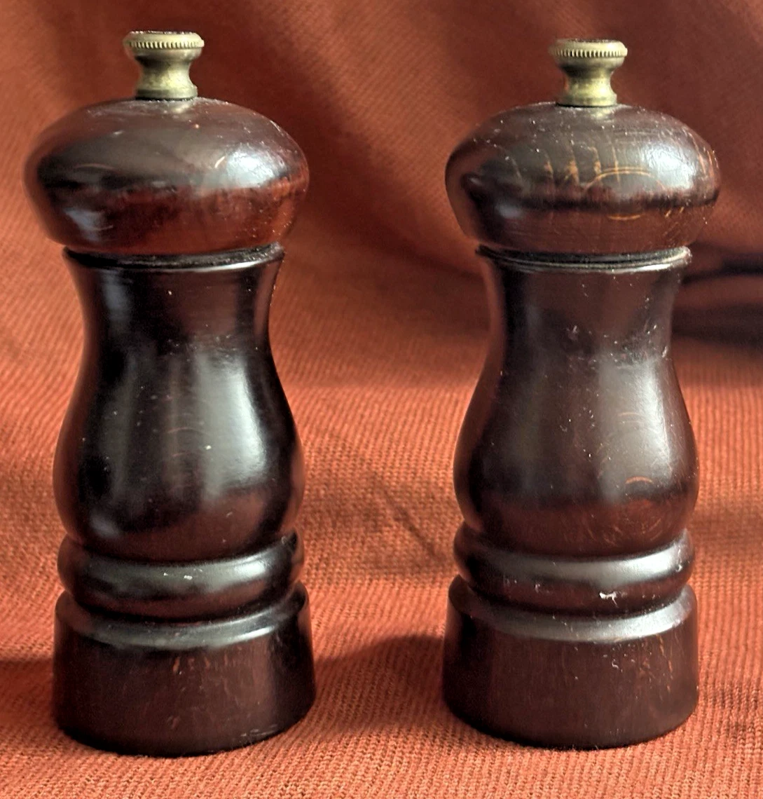 PEUGEOT FRANCE FRERES SET SALT & PEPPER MILL GRINDERS CHOCOLATE BROWN 5"H EUC