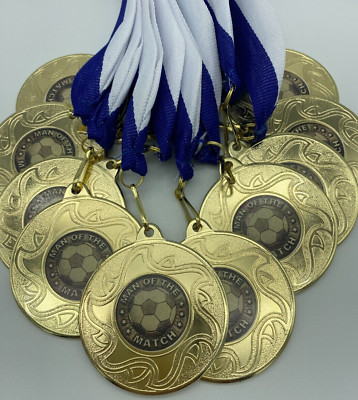 10 x Man of the Match Medaillen mit blau-weißen Bändern, goldene Fußballmedaille