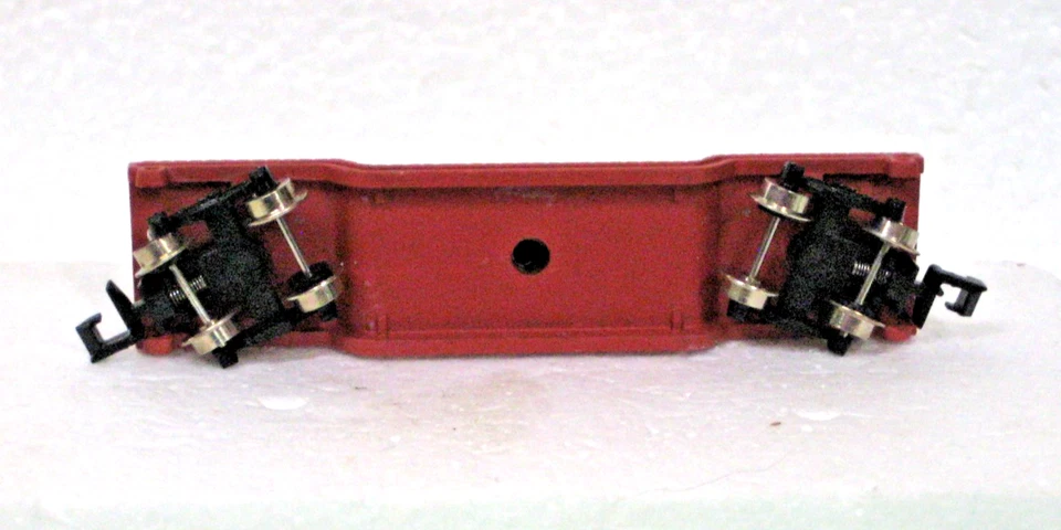 N SCALE SANTA FE DEPRESSED FLAT CAR WITH 2 REELS & FIGURES SF 84110 - Image 3 of 4