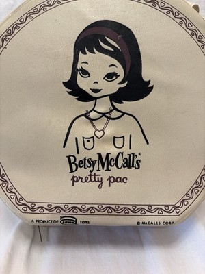 Betsy McCall s Pretty Pac Round Vinyl Case Amsco Toys 1950 s Vintage Cream