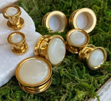 PAIR Synthetic White Pearl Gold Screw Fit Tunnels Gauges Plugs Body Jewelry